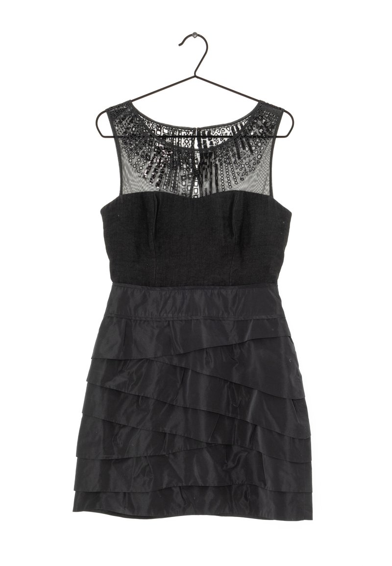 Robe noire avec un corsage en maille texturée présentant des détails en perles, une taille ajustée et une section de jupe à volants en cascade.