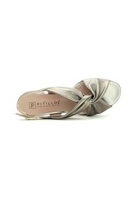 Sandal de plataforma metálico dorado con un diseño de lazo retorcido y punta abierta. Cuenta con una correa de hebilla y una textura suave similar al cuero.