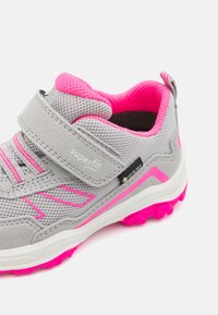 Grauer Sportschuh mit rosa Akzenten, ausgestattet mit einem Klettverschluss, einem Mesh-Obermaterial, einer strukturierten Sohle und geprägt Branding.