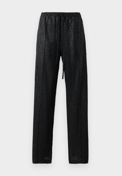 Pantaloni negri, ușori, cu o suprafață texturată și lucioasă. Prezintă un talie elastică cu șnur și o croială lejeră.