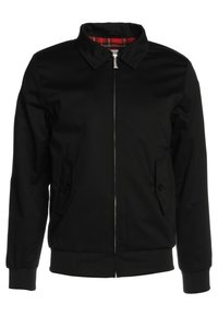 Giacca nera con zip e colletto, due tasche a soffietto con bottone, polsini e orlo a coste, e rivestimento interno a quadri rossi visibile al colletto.