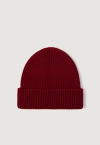 Gorro de punto rojo con textura de canalé, puño doblado y parte superior redondeada. Fabricado con un tejido suave y elástico, adecuado para el clima frío.