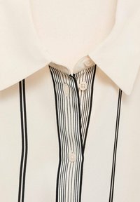 Mango Bluza s gumbima - off-white