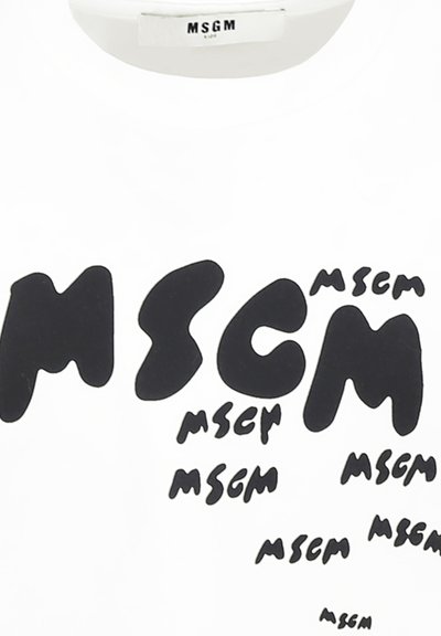 T-shirt bianca con grande testo nero "MSCM" di varie dimensioni e stili, serigrafato sul davanti, con colletto a girocollo.