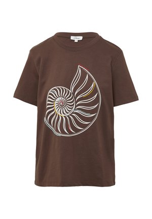 T-shirt en coton marron avec un graphique de coquille en spirale blanche, rehaussé de détails rouges, jaunes et bleus. Col rond et manches courtes.