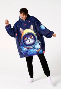 Blauer, übergroßer Kapuzenpullover aus Fleece mit einem bunten Katzenmotiv im Raumanzug, verziert mit Sternen- und Planetenakzenten auf dunklem Hintergrund.