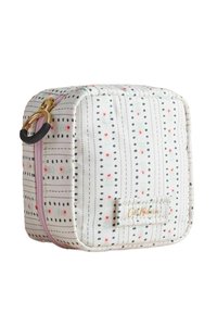 Cosmetica toilettas met ritssluiting, gemaakt van witte stof met kleurrijke bloemen- en stippenpatronen, gouden hardware en een lichtroze rits.