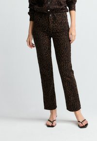 Pantalons à imprimé léopard marron avec une coupe slim, poches avant et fermeture à bouton. Associés à des tongs noires. Tissu texturé.