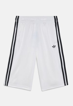 Shorts deportivos blancos hechos de un material suave, con dos franjas laterales negras y un pequeño logotipo negro en la parte inferior izquierda.