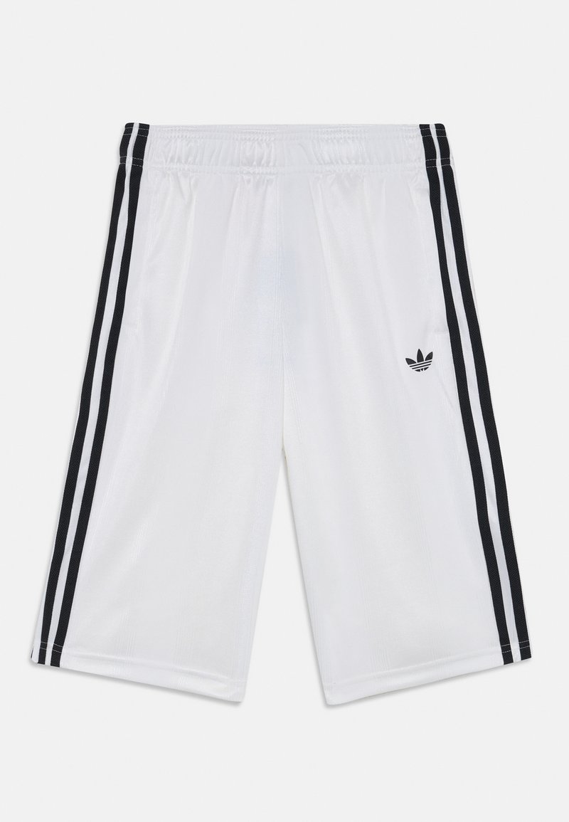 Calções atléticos brancos, feitos de material liso, apresentam duas riscas pretas nas laterais e um pequeno logótipo preto no canto inferior esquerdo.