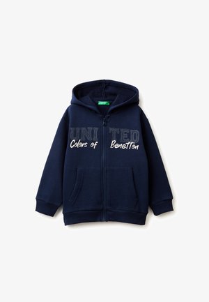 Sudadera azul marino con cremallera frontal, dos bolsillos delanteros y el texto "UNITED Colors of Benetton" en blanco. Presenta puños y dobladillo de canalé.