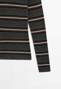 Chemise à manches longues grise avec des rayures horizontales en marron foncé, marron clair, blanc et noir. Texture douce, design ajusté.