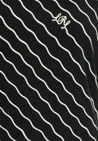 Svart tyg med vita vågiga ränder. Inkluderar en liten broderad "LRY" i handstil. Mjuk textur med ett åtsittande snitt.