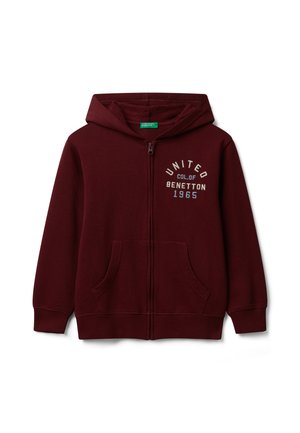 Sweat à capuche zippé bordeaux avec poches avant, capuche, et "United Col. of Benetton 1965" brodé sur la poitrine gauche.