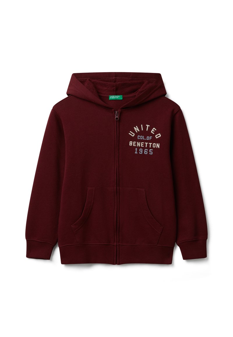 Sweat à capuche zippé bordeaux avec poches avant, capuche, et "United Col. of Benetton 1965" brodé sur la poitrine gauche.