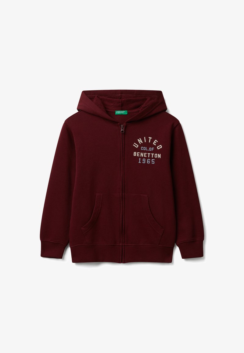 Burgundská mikina na zip s předními kapsami, kapucí a vyšitým nápisem "United Col. of Benetton 1965" na levém prsu.