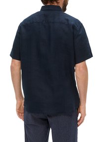Korte mouwen navyblauwe linnen shirt met een rechte zoom en een achterste yoke-naad, voorzien van een klassieke kraag en een textuur stof.
