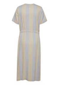 Robe midi beige avec des rayures verticales bleu clair, manches courtes et taille froncée, vue de dos.