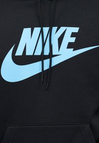 Μαύρο φούτερ με κουκούλα με λογότυπο Nike και swoosh σε ανοιχτό μπλε, με μαύρα κορδόνια με καλυμμένα άκρα.