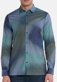 Camicia a maniche lunghe in tonalità blu sfumate con un motivo testurizzato, colletto a punta e piccoli bottoni blu. Il tessuto appare liscio e leggero.