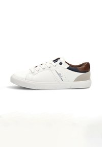 Zapatilla blanca con parte superior de cuero, punta redonda y cierre de cordones. Presenta acentos en marrón y azul marino, detalles perforados y una suela texturizada.