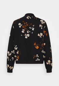 Svart sweatshirt med ett blommönster i beige och orange, ribbad ärm- och nederkant, mjuk textur och hög krage.