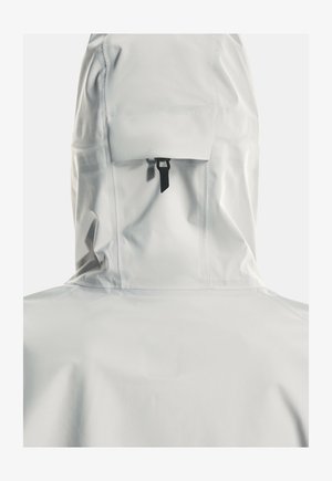 Bijela vodootporna jakna s visokim ovratnikom, podesivom kapuljačom s crnim kopčom i glatkom teksturom. Minimalistički dizajn bez vidljivih logotipa.