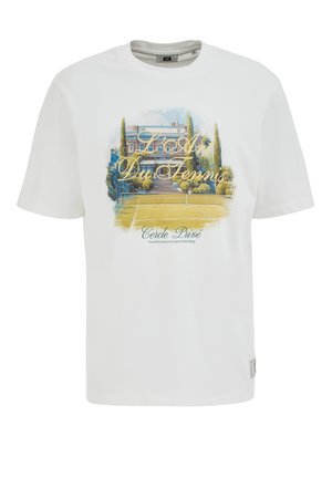 Hvid t-shirt med trykt vintage tennisbane foran en herregård, omgivet af træer og teksten "Tour Du Tennis" og "Cercle Privé".