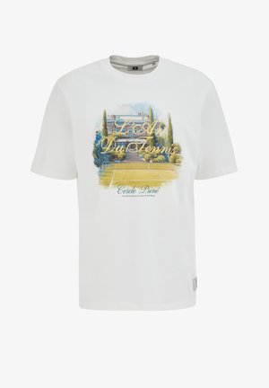 Biała koszulka z nadrukiem vintage kortu tenisowego przed rezydencją, otoczona drzewami oraz z tekstem "Tour Du Tennis" i "Cercle Privé".
