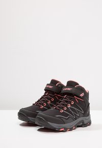 Scarpe da trekking nere con accenti rosa. Design alto, tessuto testurizzato, suole rinforzate e lacci a contrasto. Cinghia regolabile inclusa.