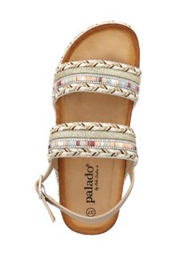 Geflochtene Sandalen mit beigem Boden und drei dekorativen Riemen, die mit metallischen Perlen und glänzenden Akzenten versehen sind. Verstellbarer Knöchelriemen enthalten.