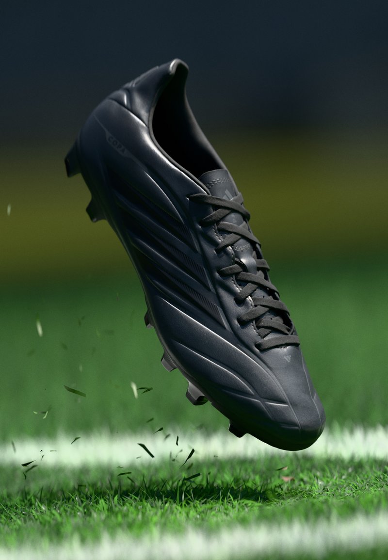 Μαύρο ποδοσφαιρικό παπούτσι με λείο δερμάτινο φινίρισμα, διαθέτοντας κομψό σχέδιο, μπροστινό μέρος με κορδόνια και διαμορφωμένες αγκράφες για πρόσφυση στο γρασίδι.