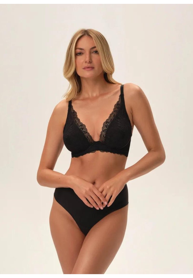 Czarny koronkowy biustonosz braletka z głębokim dekoltem w kształcie litery V, regulowanymi ramiączkami i falbankowym wykończeniem, w zestawie z pasującymi wysokimi majtkami.