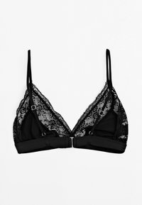 Czarny koronkowy stanik z trójkątnymi miseczkami, z koronkową nakładką, regulowanymi ramiączkami oraz zapięciem z przodu i materiałowym pasem u dołu.