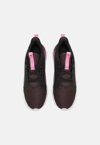 Baskets de sport noires avec des accents roses, dotées d'une tige en mesh, d'un col rembourré, d'un design à lacets et d'une semelle texturée.