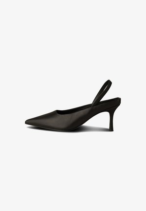 Svart läder slingback pump med spetsig tå och smal klack, med en slät yta och minimalistisk design.