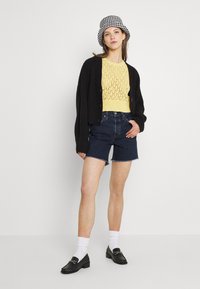 Levi's® 501® MID THIGH - Calções de ganga - salsa center
