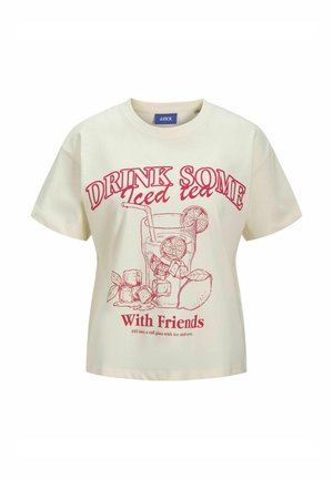 Kremno-bela bombažna majica z rdečim grafičnim besedilom "DRINK SOME Iced Tea" in ilustracijo pijače z ledom in citrusnimi rezinami.