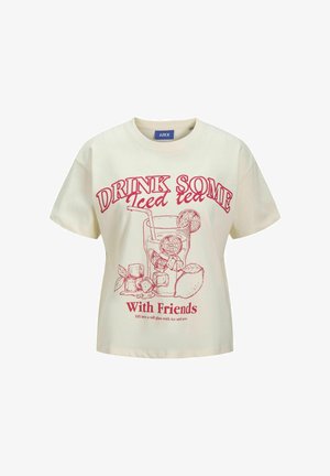 Kremno-bela bombažna majica z rdečim grafičnim besedilom "DRINK SOME Iced Tea" in ilustracijo pijače z ledom in citrusnimi rezinami.