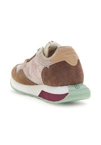 Sneaker in suede marrone e rosa con una suola intermedia bianca e una suola in gomma verde. Caratterizzato da un materiale morbido e texturizzato e dettagli a contrasto.