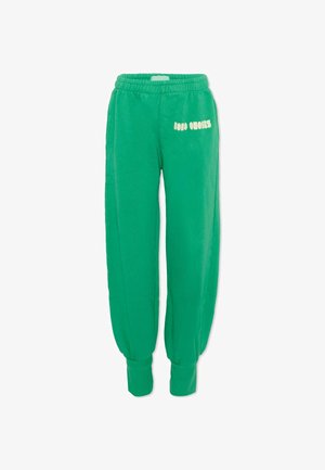 Zelené teplákové nohavice z fleecu s elastickým pásom a manžetami, s bielym textovým logom na hornej časti stehna.