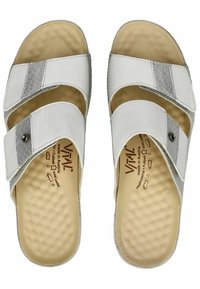 Sandalias deslizantes blancas con una tira plateada estampada, cierre de velcro ajustable, plantilla acolchada y suela texturizada.