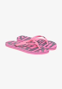 Roze flip-flops met grijze tekst met "SUPERDRY" op de zool, gemaakt van rubber met een gestructureerde zool en dunne bandjes.