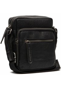 Sac bandoulière en cuir noir de forme rectangulaire, doté de plusieurs compartiments zippés et d'une finition texturée. Sangle ajustable incluse.