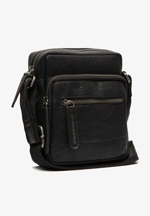 Zwarte leren schoudertas met een rechthoekige vorm, voorzien van meerdere met rits gesloten vakken en een gestructureerde afwerking. Inclusief verstelbare schouderband.