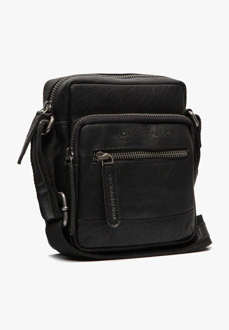 Sac bandoulière en cuir noir de forme rectangulaire, doté de plusieurs compartiments zippés et d'une finition texturée. Sangle ajustable incluse.