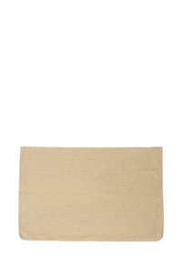 Beżowy prostokątny dywanik o fakturowanej powierzchni, z wzorem w diamenty, wykończony gładką krawędzią oraz małym okrągłym akcentem.