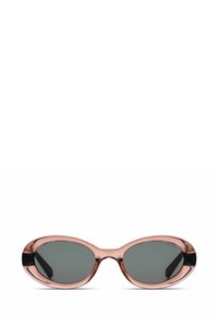 Lunettes de soleil avec une monture transparente rose et des verres gris foncé. Forme ovale élégante avec une finition brillante et des accents noirs sur les branches.