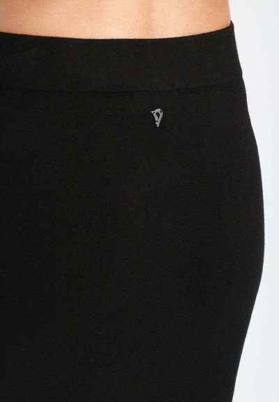 Zwarte elastische tailleband met een gladde textuur, voorzien van een klein lichtgrijs logo accent aan de zijkant. Geen zichtbare patronen of details.