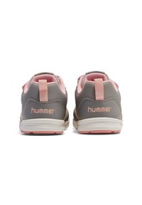 Graue und rosa Sportschuhe mit einem strukturierten Obermaterial, weicher Polsterung und einer Gummisohle. Mit Markenlogo an der Ferse und genähten Akzenten.